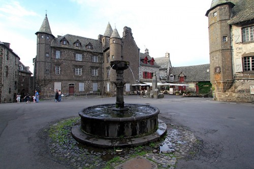 Randonn&eacute;e et trekking : Salers, un des plus beaux villages de France