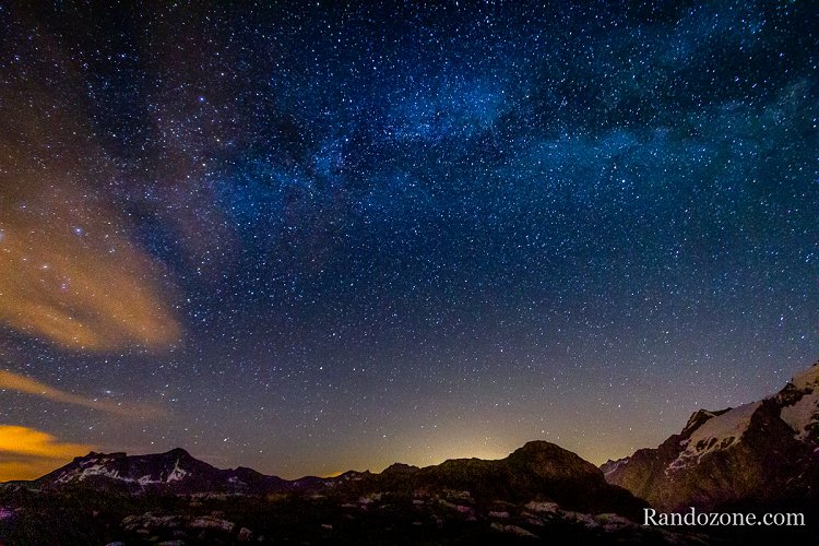 Nuit étoilée au lac Lérié dans les Alpes Nuit étoilée au lac Lérié dans les Alpes