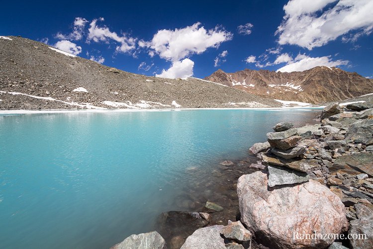 Cairn au lac du glacier d'Arsine Cairn au lac du glacier d'Arsine