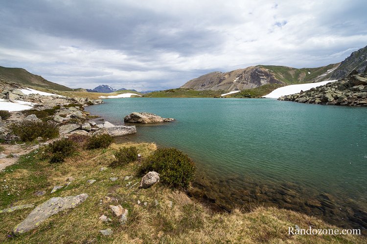 Grand lac de l'Oule dans les Alpes Grand lac de l'Oule dans les Alpes