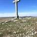 Crocus sous la croix dominant le lac de Saint And�ol sur l'Aubrac