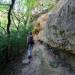 Le sentier longe la falaise