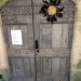 Cardabelle sur une porte du village de La Couvertoirade, Larzac
