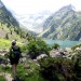 Randonneur devant le lac du Lauvitel