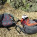 Sacs de randonn�e se reposants sur le plateau de Saugu�