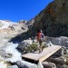 Passage sur une passerelle sous le bord Blacier Blanc