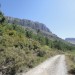 Piste grimpant au Mont Chiran dont on aper�oit les barres rocheuses � gauche.