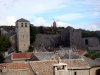 Vue sur le village de La Couvertoirade et le moulin depuis les remparts