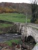 Croix du p�lerin sur le vieux pont de Saint Ch�ly d'Aubrac 