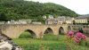 Le pont d'Estaing, sur le Lot qui coule en dessous