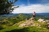Randonneur au sommet du Mondarrain contemplant le Pays Basque