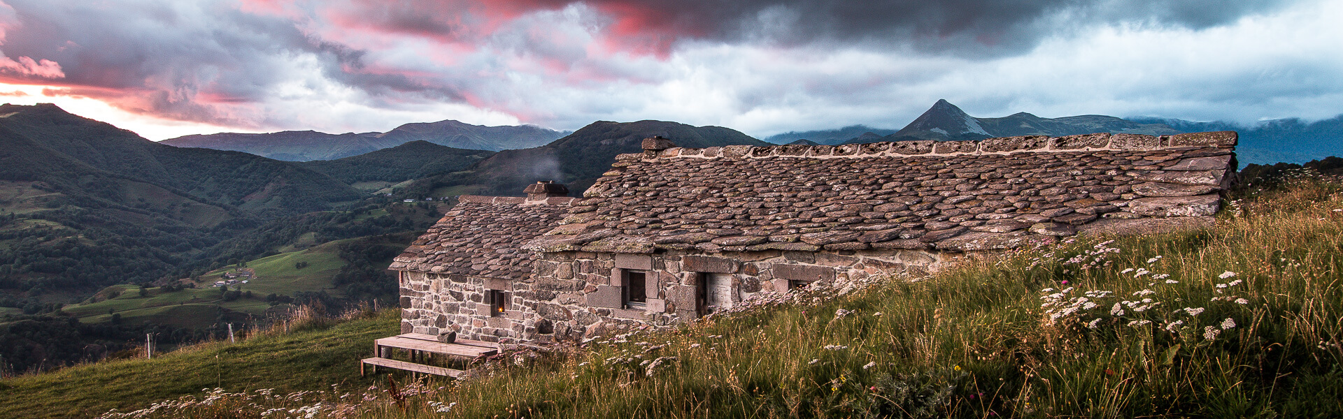 Dormir dans un buron isolé face aux volcans d'Auvergne