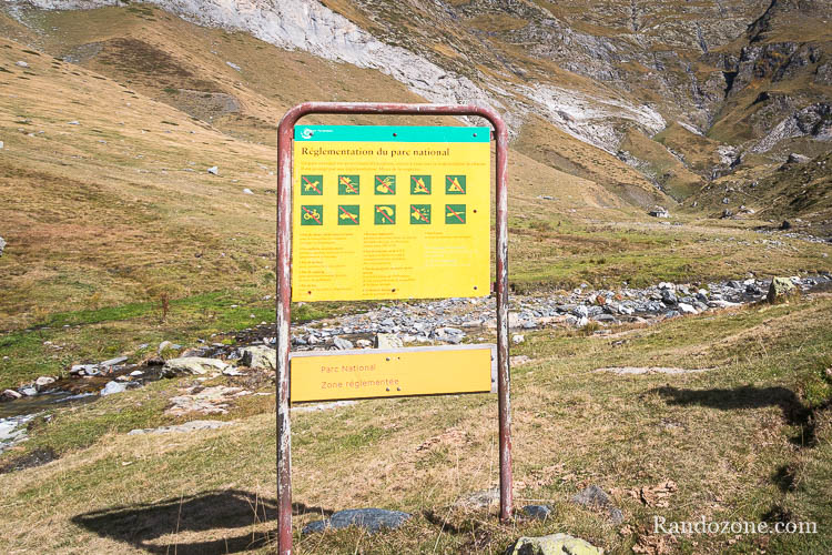 Panneau de règlementation pour le bivouac dans le Parc National des Pyrénées