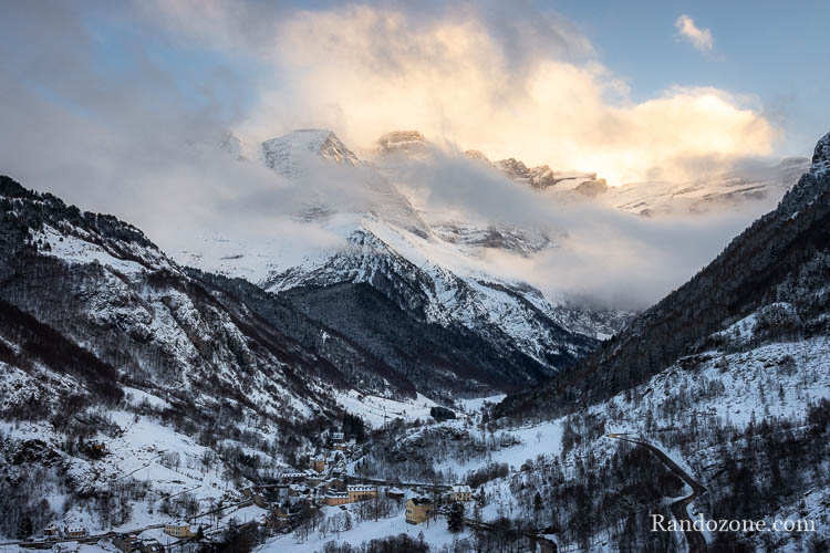 Gavarnie depuis le sentier des Gypaètes en hiver
