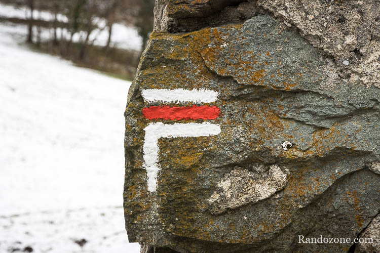 Balisage d'un sentier de Grande Randonnée en France