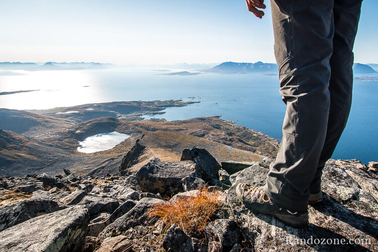 Test des chaussures de randonnée Salewa Alp Trainer Mid Gtx au sommet du Sjursviktinden en Norvège