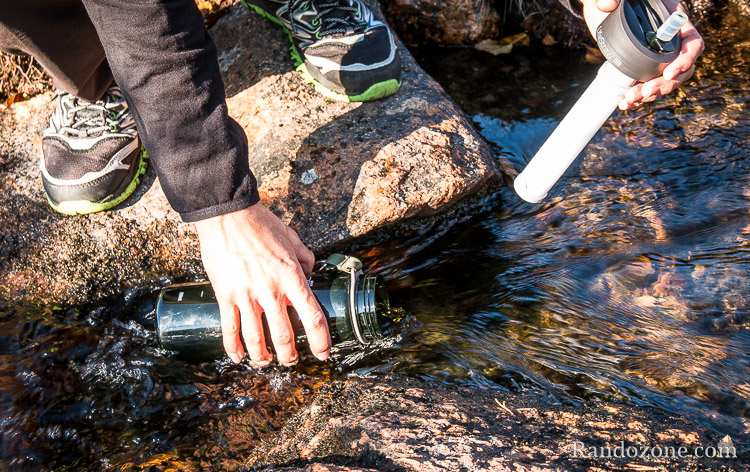 Utilisation de la gourde Lifestraw Go dans une rivière de Norvège