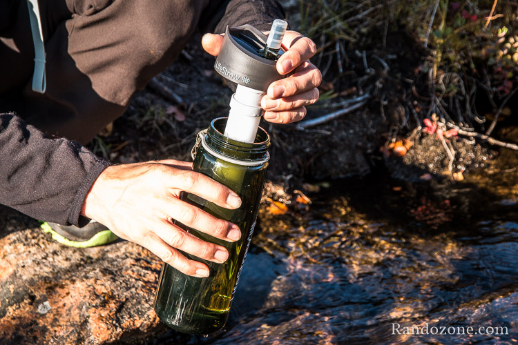 Utilisation de la gourde Lifestraw Go dans une rivière de Norvège