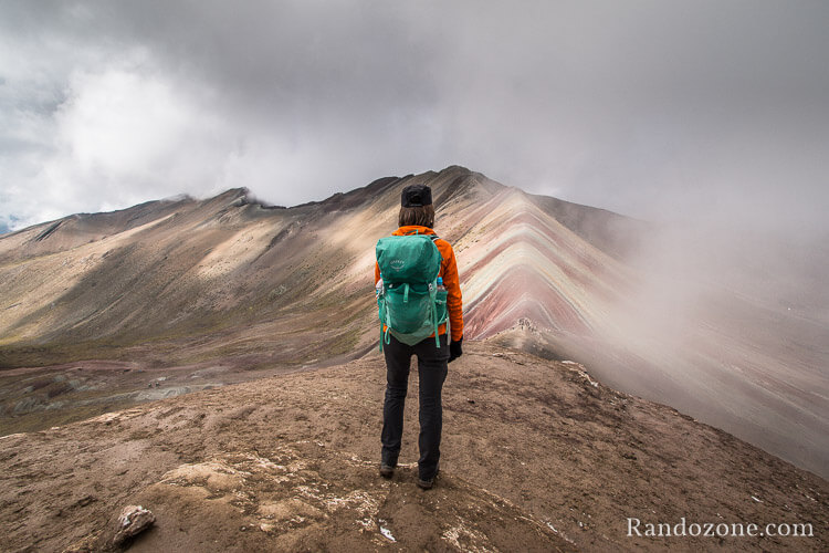 Veste polaire Mammut Eiswand Guide Hooded devant la Rainbow Mountain au Pérou