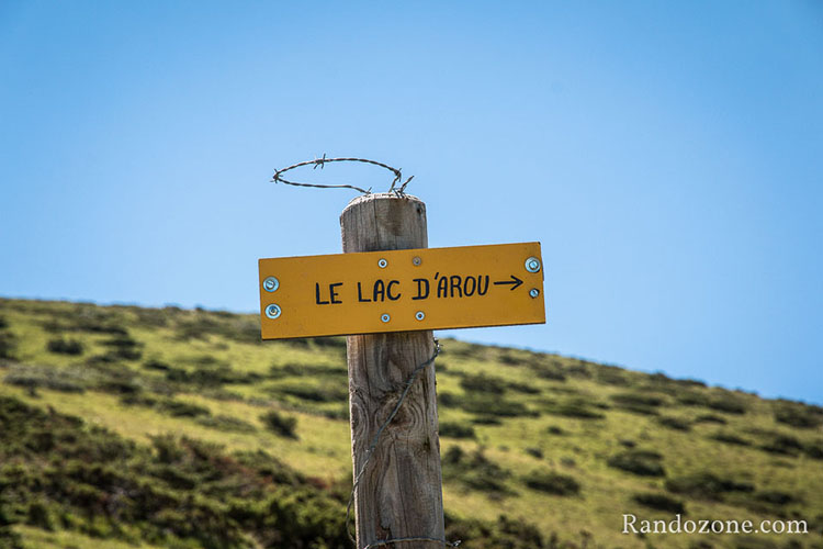 Un panneau indique le début de la randonnnée au lac d'Arou