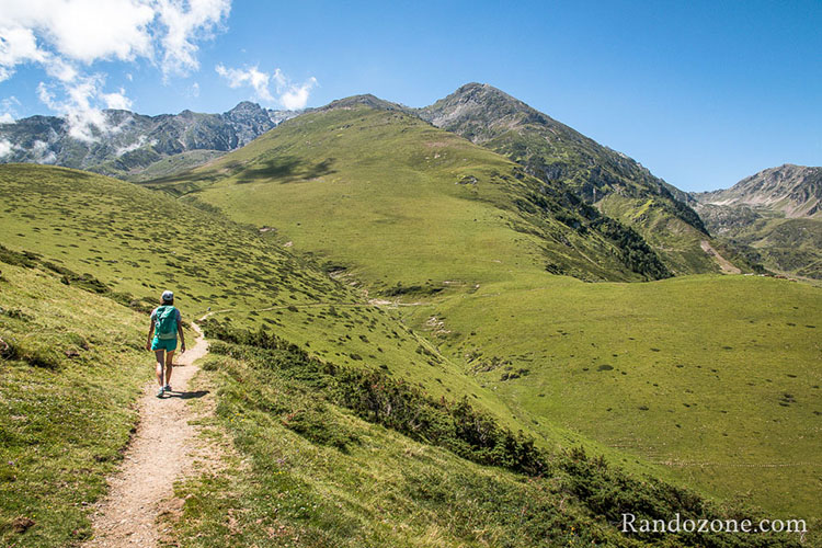 On voit le sentier qu'on va parcourir à flanc