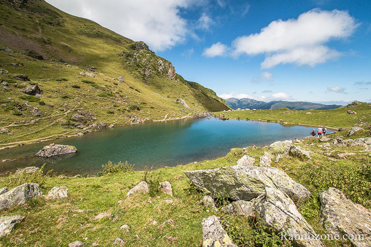 Lac d'Arou et vallée en arrière plan