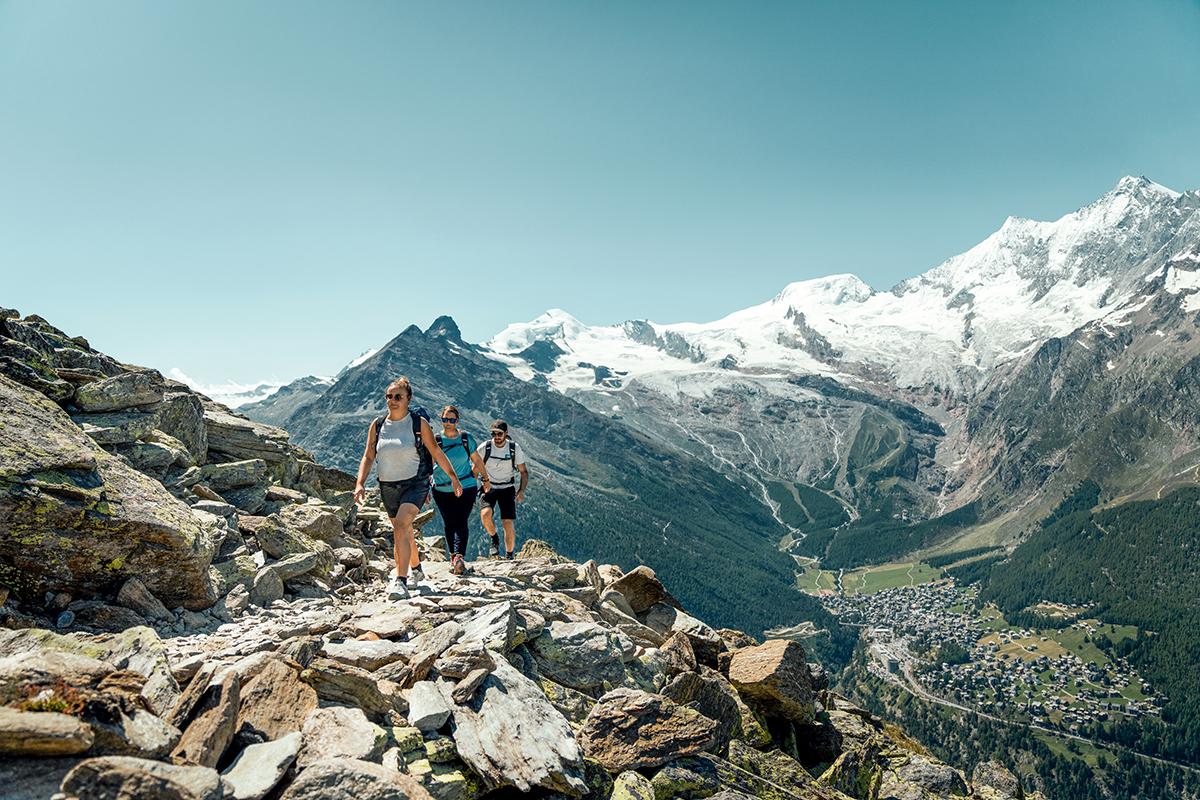 Trois personnes sur le sentier d'altitude menant au Kreuzboden Trois personnes sur le sentier d'altitude menant au Kreuzboden