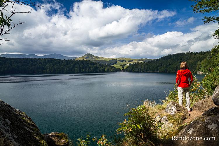 Sur le tour du lac Pavin en Auvergne
