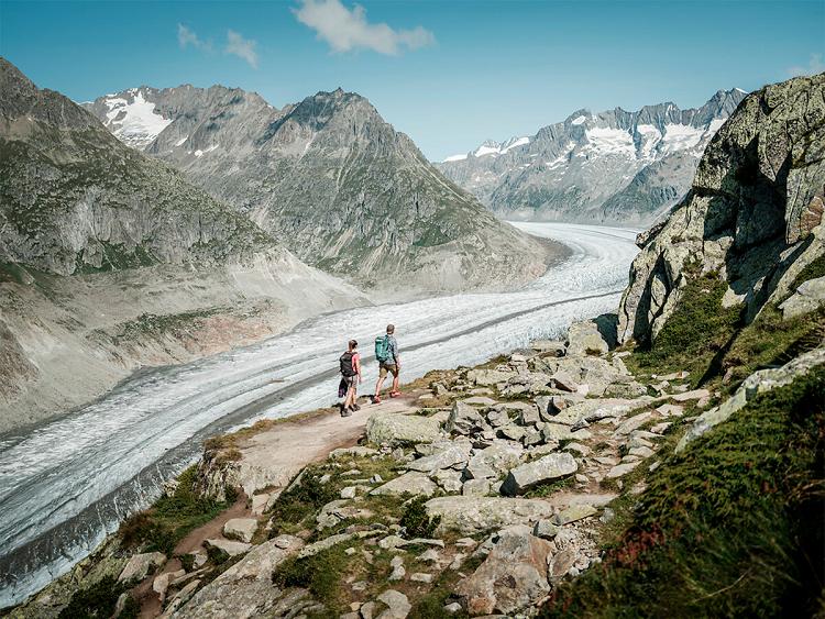Randonneurs devant le glacier d'Aletsch ©Valais/Wallis Promotion - Pascal Gertschen Randonneurs devant le glacier d'Aletsch ©Valais/Wallis Promotion - Pascal Gertschen