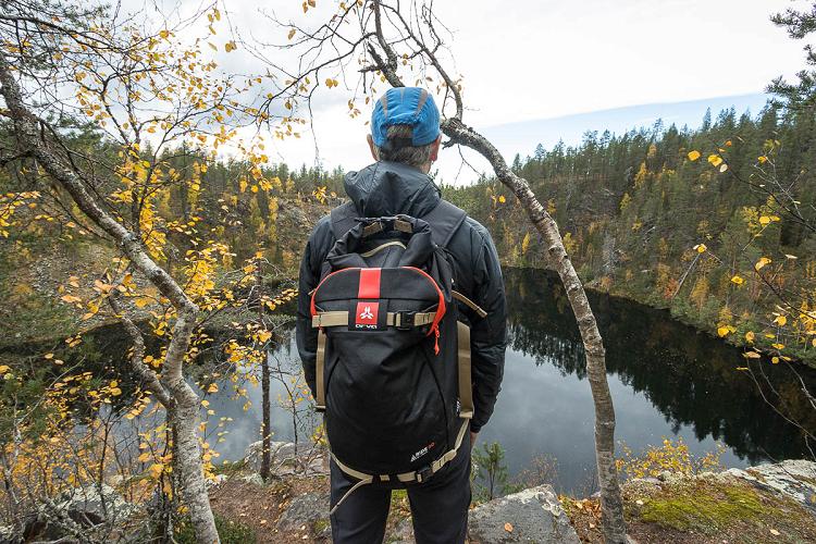 Gros plan sur le sac à dos Arva Ride 30+ au lac Pakasaivo en Norvège Gros plan sur le sac à dos Arva Ride 30+ au lac Pakasaivo en Norvège