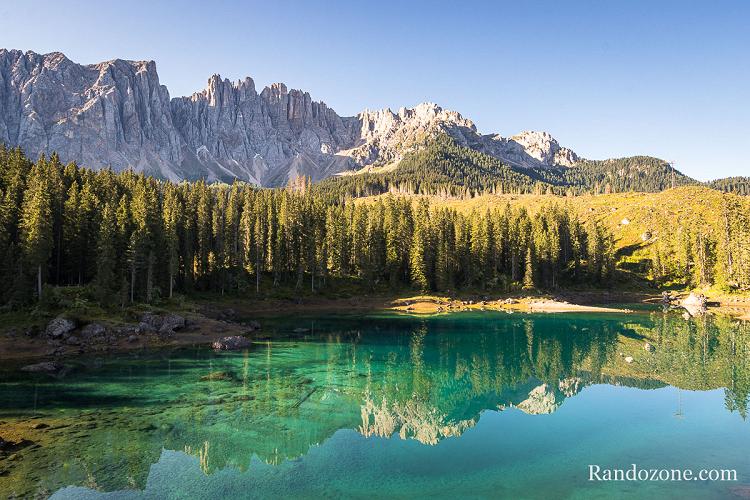 Lac dans le massif des Dolomites en Italie