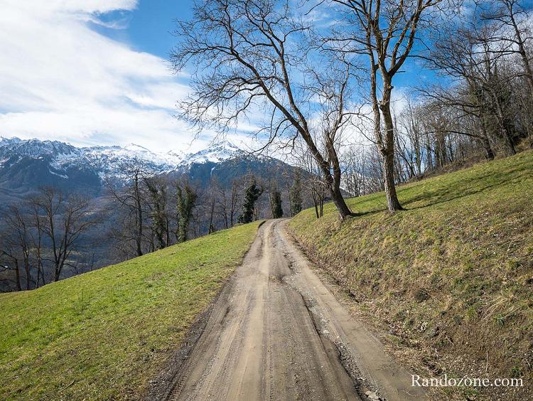 Passage sur une piste avant de commencer la monte raide
