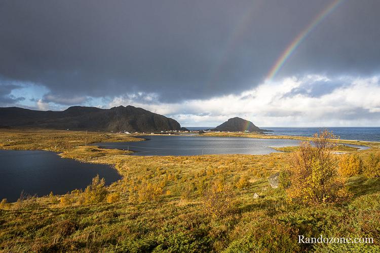 Ds le dbut de la monte, la vue sur les lacs est fantastique