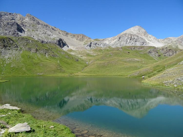 Reflets dans le lac des Cordes,  gauche : la Turge de Suffie