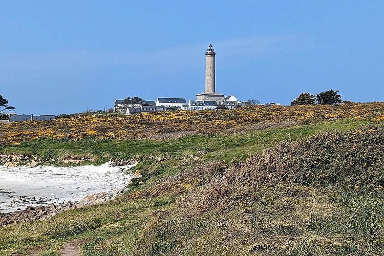 Culminant  44 mtres de hauteur, le phare de lle de Batz compte 198 marches.