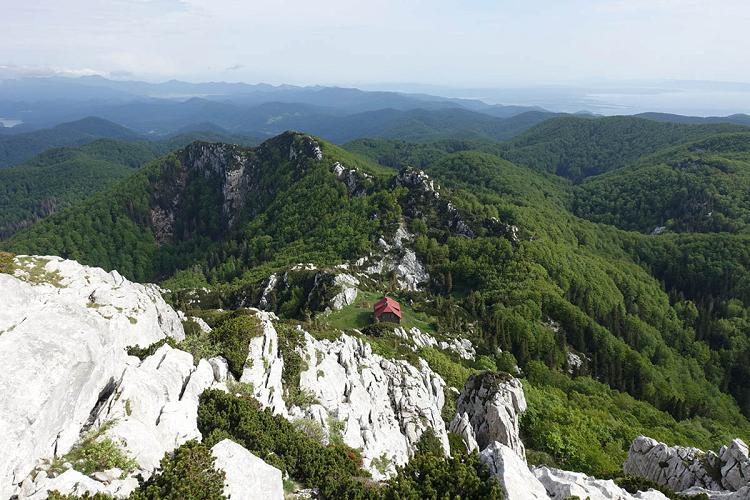 Schlosser Lodge sur le Veliki Risnjak dans le parc national de Risnjak, Croatie, vu du sommet.