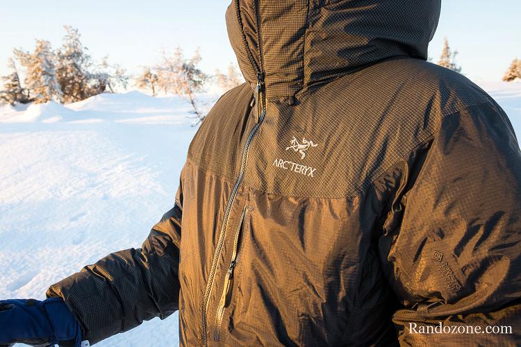 Gros plan sur la doudoune Arc'Teryx Alpha Parka femme