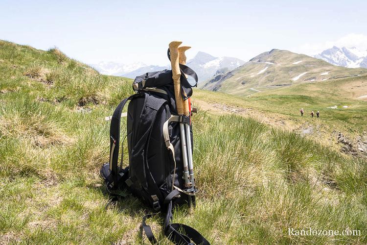 Btons Komperdell Explorer Zero Cork attachs sur le ct de mon sac