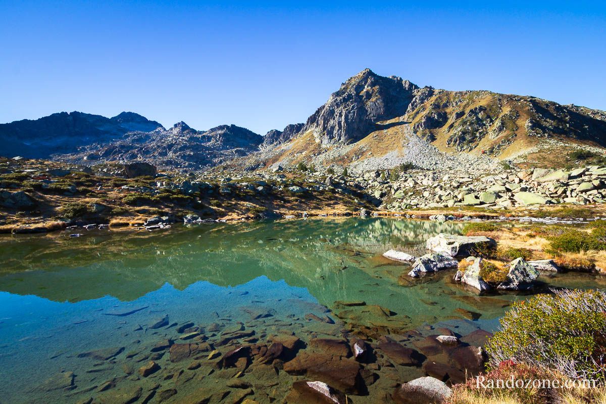 Lac dans les Pyrnes lors d'une randonne depuis le parking de Tournaboup  Barges