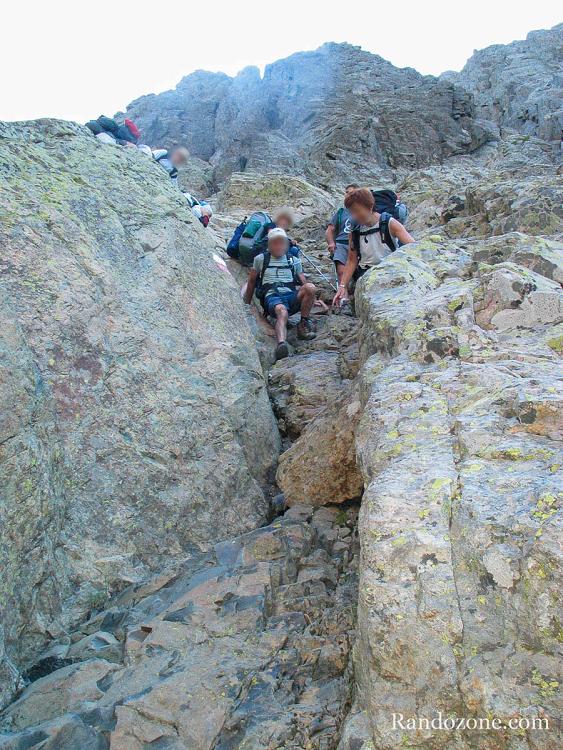 Descente dans le Cirque de la Solitude sur le GR 20 en Corse