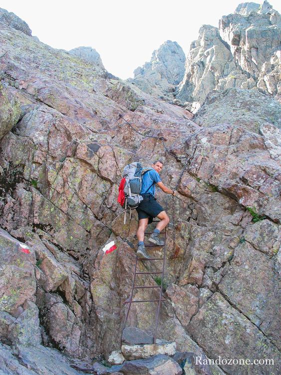 Les chelles pour remonter dans le cirque de la Solitude sur le GR 20 en Corse