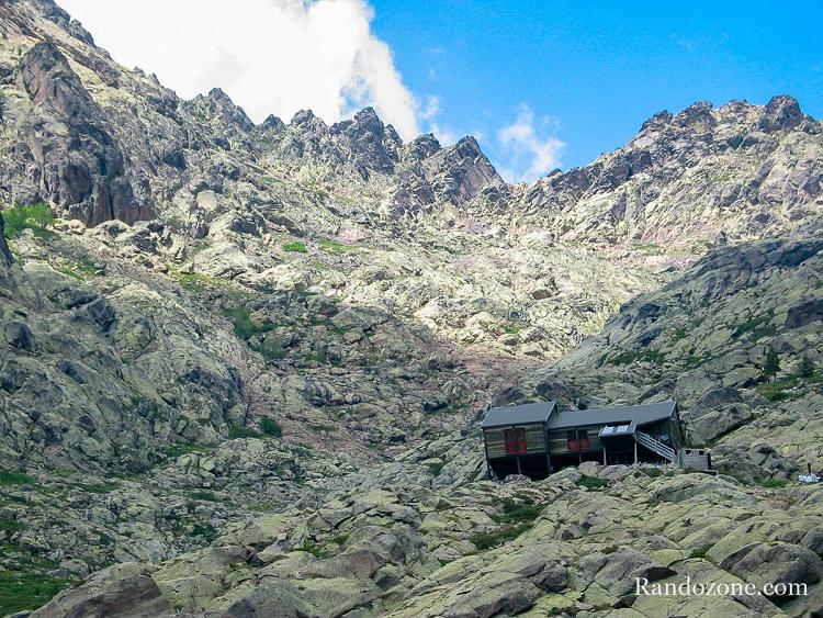 Dernier regard sur le refuge