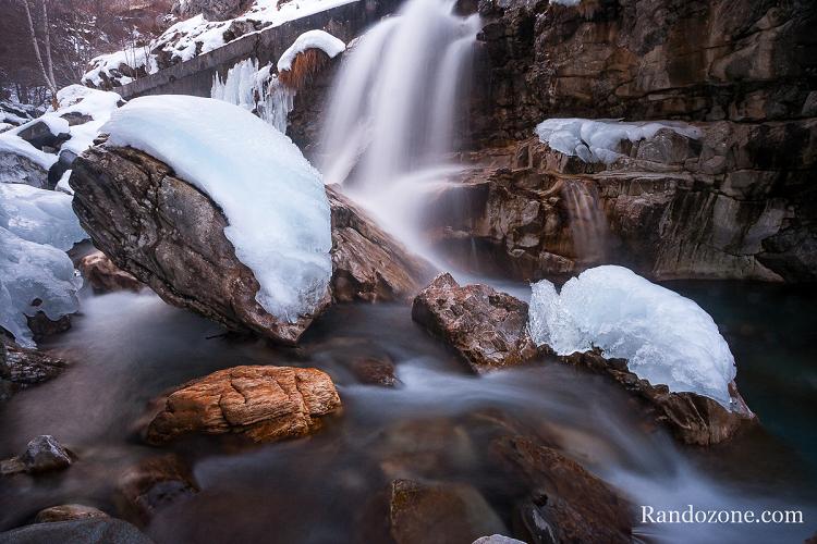 Cascade avec de la neige � Gavarnie