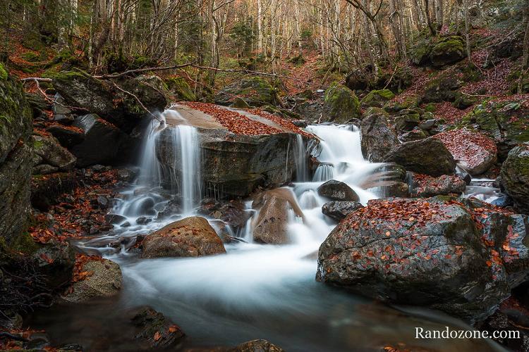 Cascade dans le bois de Bu� � G�dre