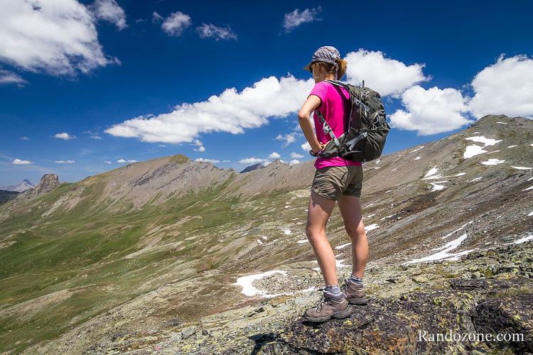 Un équipement léger pour une randonnée à la journée dans les Alpes