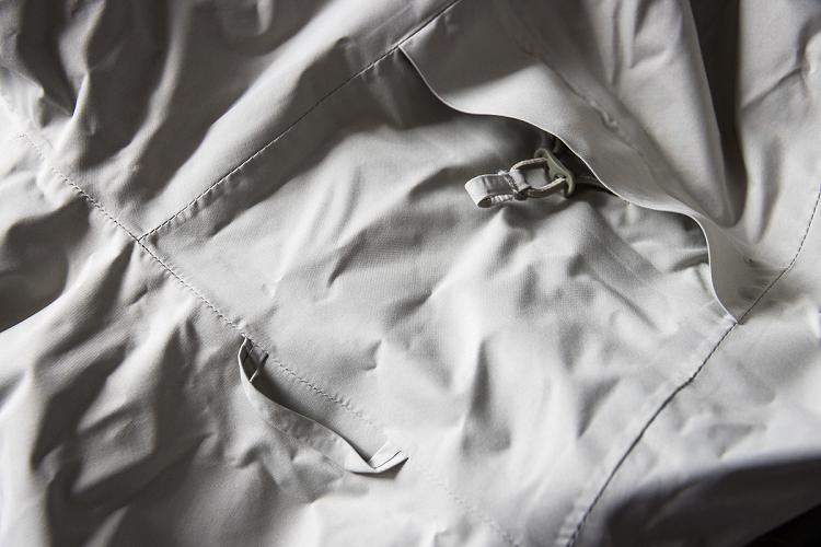 Capuche réglable et accroche pour suspendre la veste Capuche réglable et accroche pour suspendre la veste