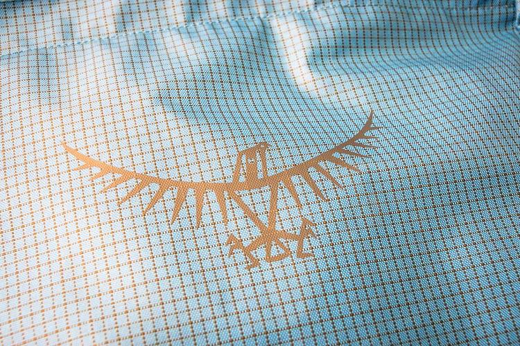 On ne se lasse pas de ce logo, ici sur le dessus du sac On ne se lasse pas de ce logo, ici sur le dessus du sac