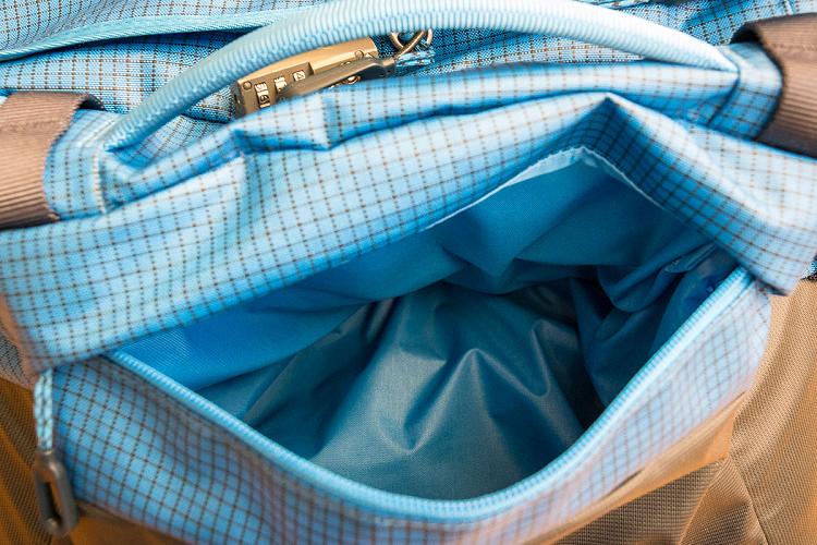 Poche sur le dessus du sac qui est bien plus grande que ce qu'on peut penser Poche sur le dessus du sac qui est bien plus grande que ce qu'on peut penser