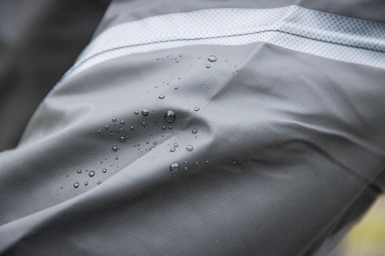 Les gouttes de pluie restent sur la veste
