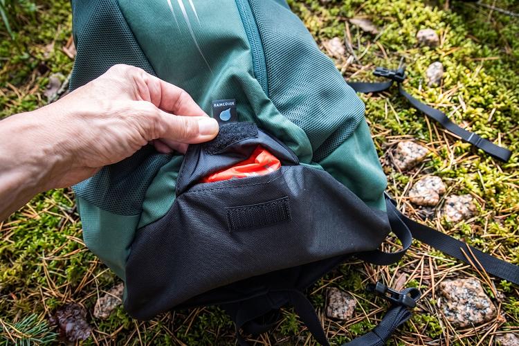 Osprey Hikelite 16 : cape de pluie rang?e dans une poche sous le sac